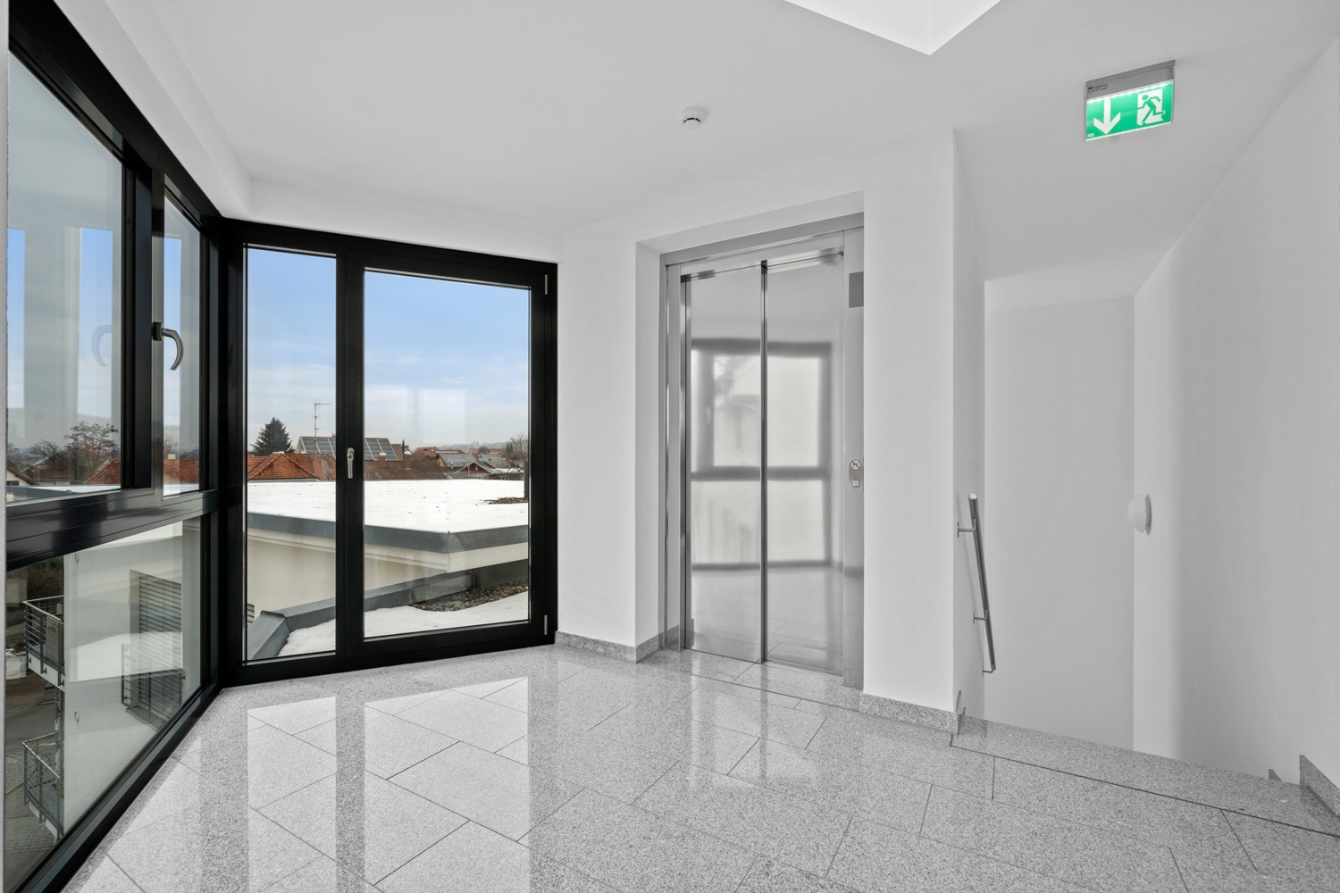 Eingangsbereich mit Blick zur Terrasse