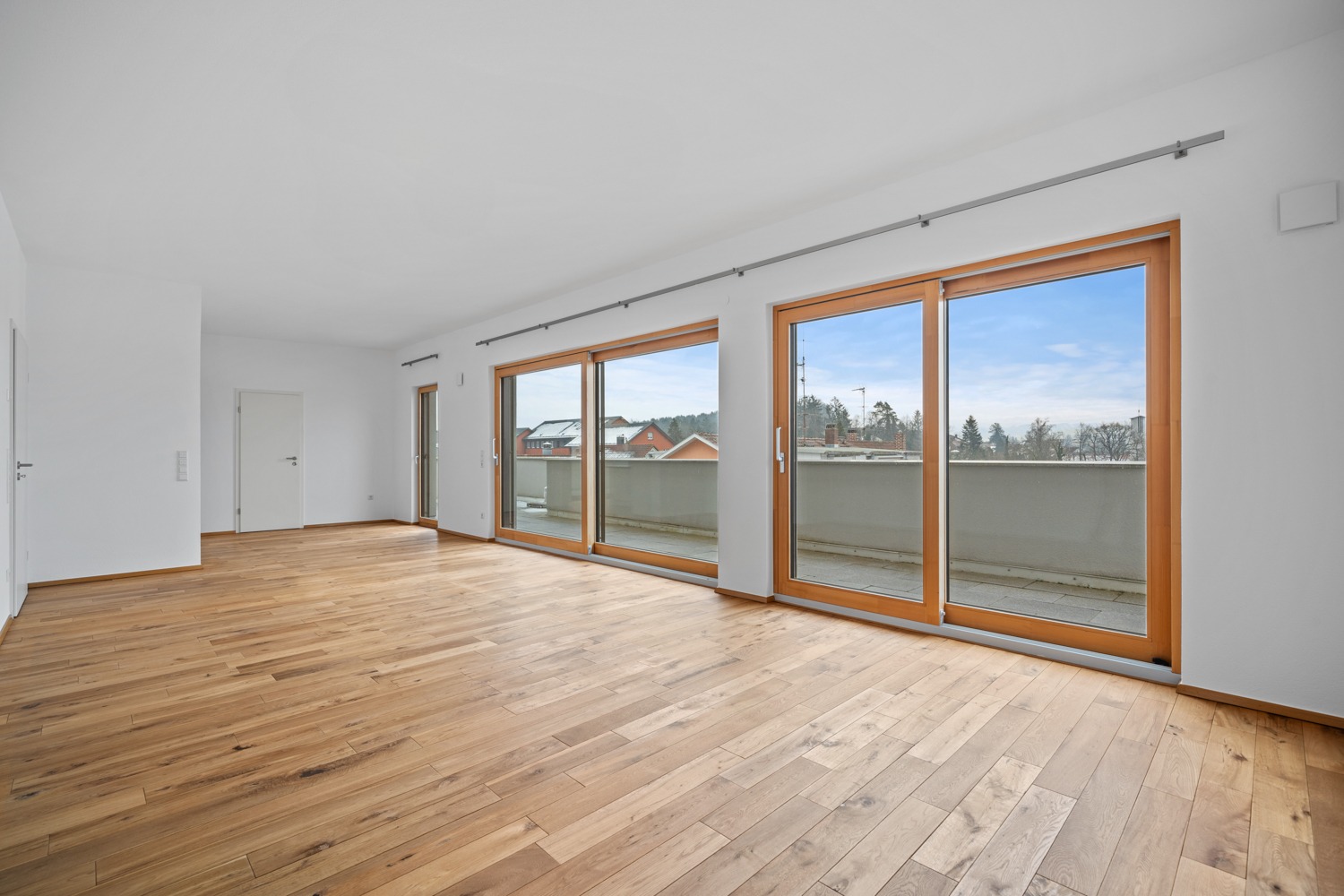 Wohnraum mit direktem Zugang zur umlaufenden Südterrasse