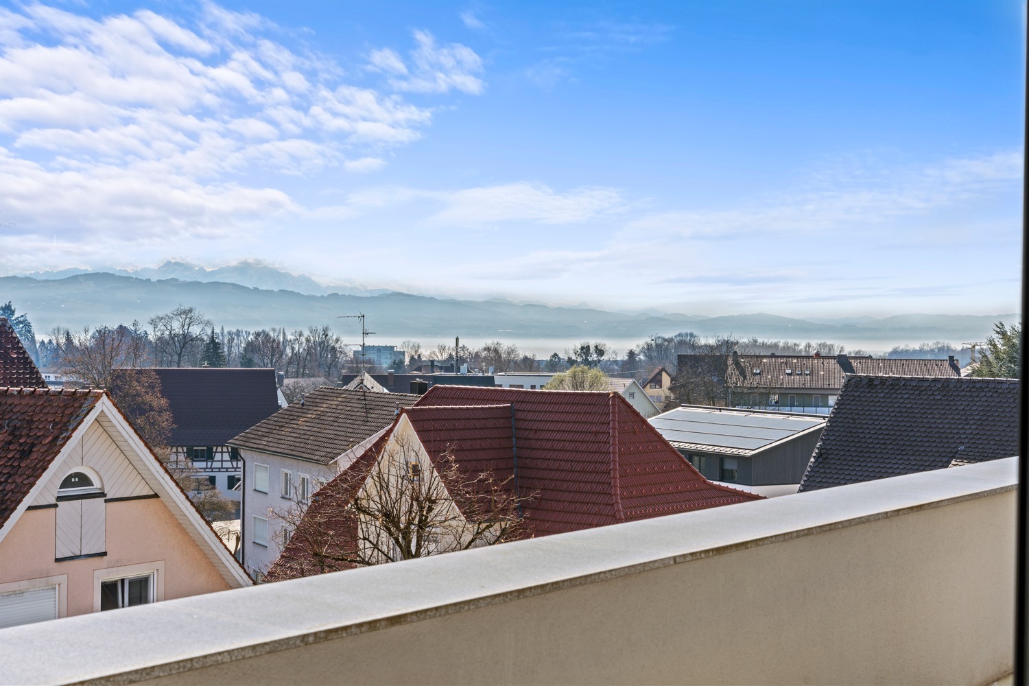Panorama von der Terrasse: Bergkulisse über den Dächern