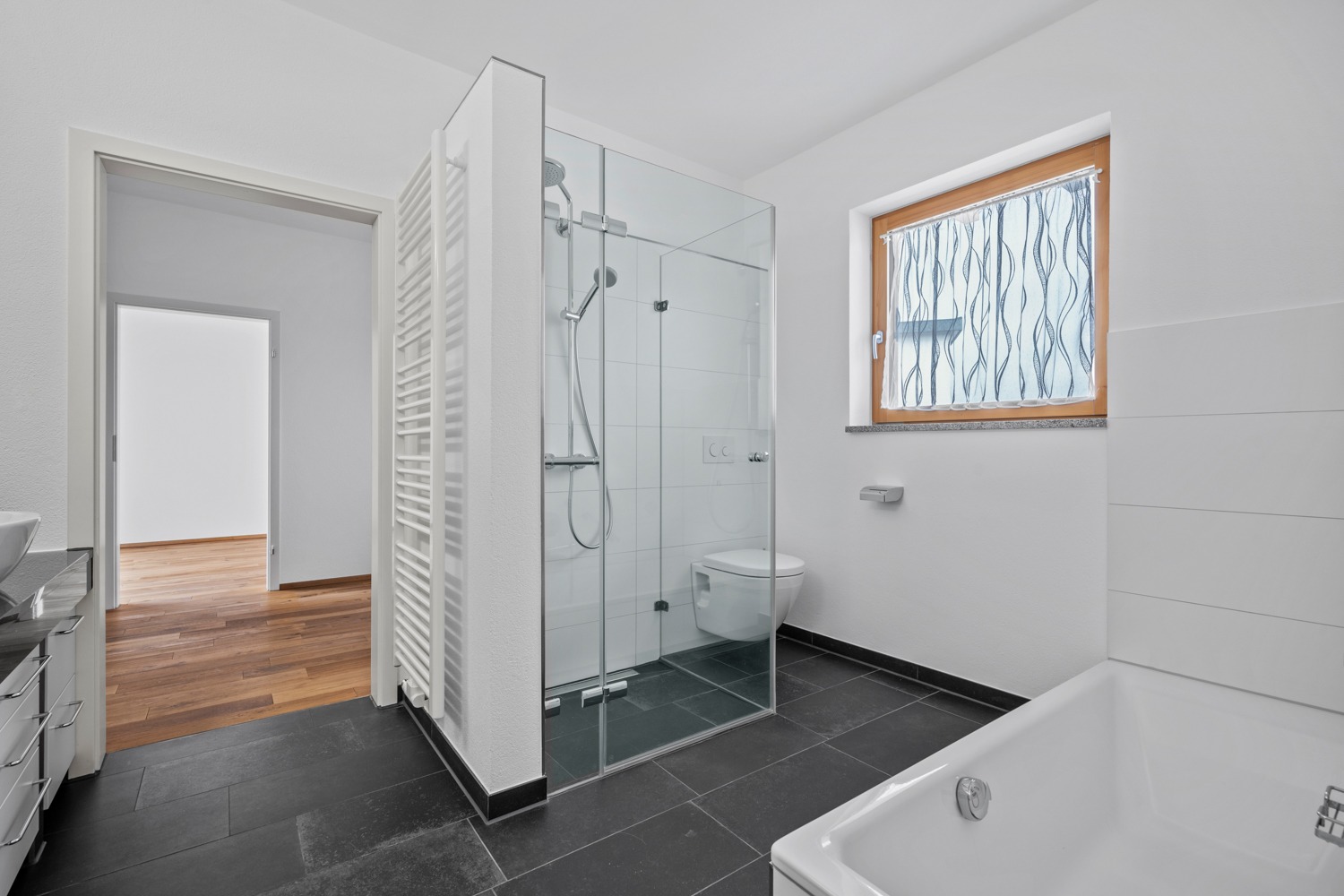 Modernes Badezimmer mit Dusche und Wanne