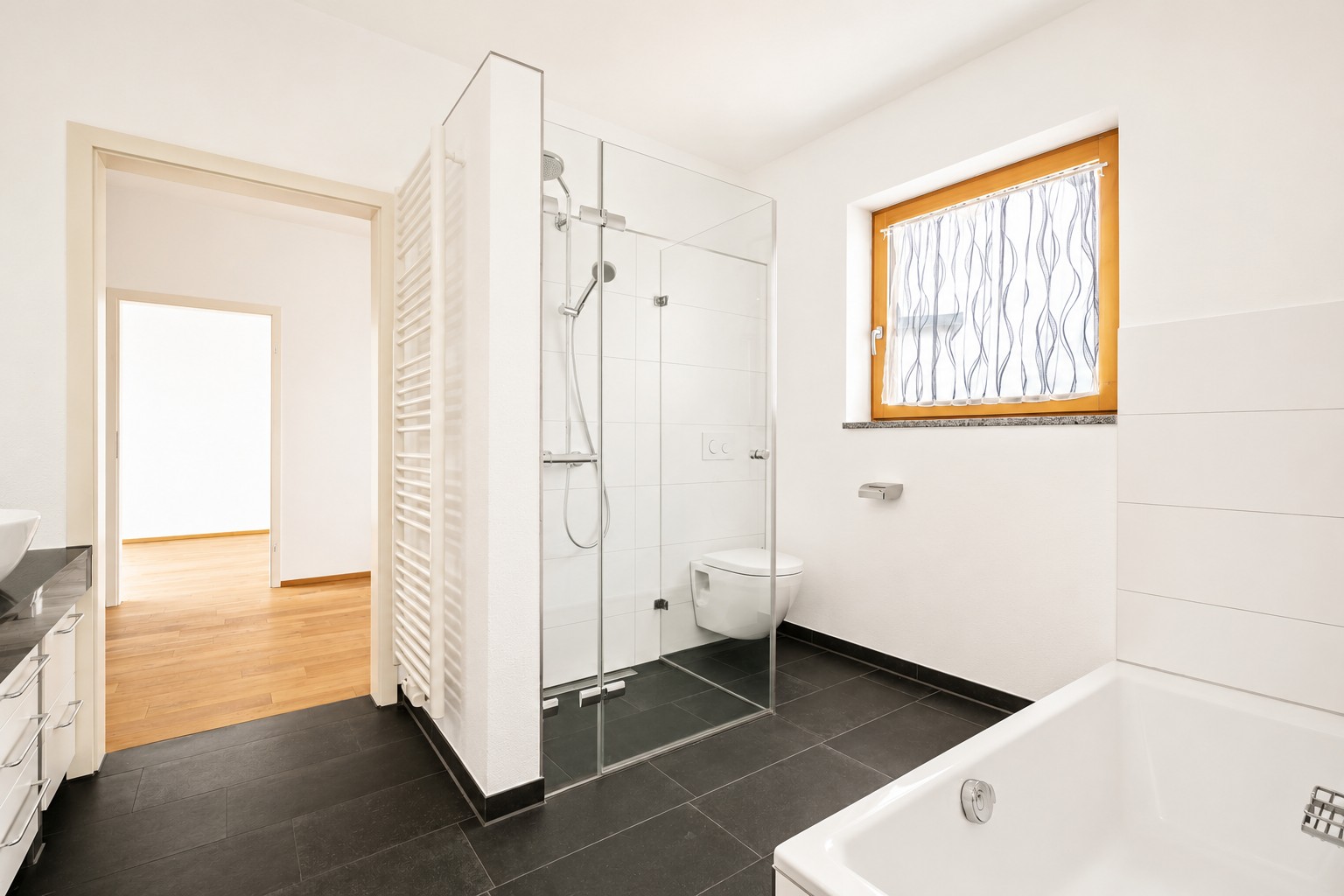 Heller Schlafraum mit Terrassenzugang