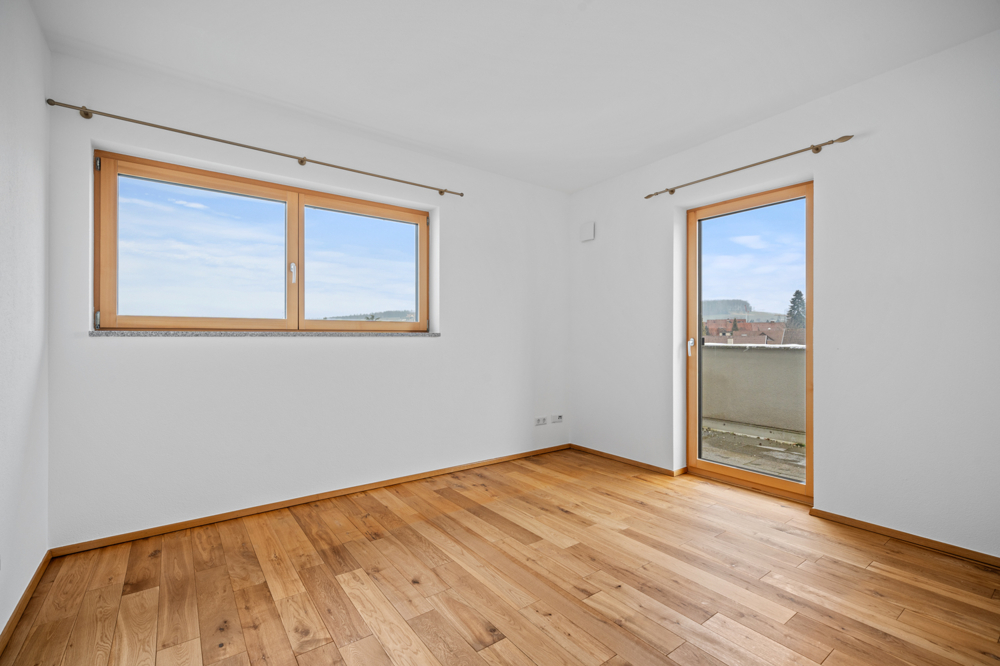 Weiteres Zimmer mit Echtholz-Parkett